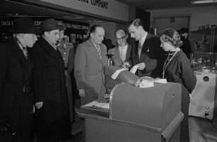 Messebesucher im Ausstellungspavillon der Niederlande