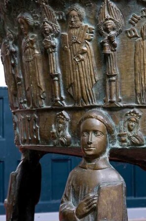 Deutschland. Niedersachsen. Eilsum. Evangelisch reformierte Kirche. Bronzetaufe. 1472 gegossen von Ghert Klinghe