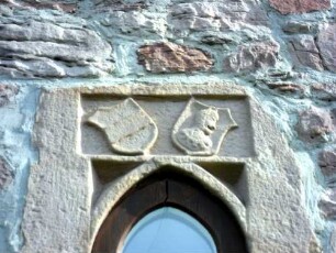 Friemen-(Evangelische Kirche) - Langhaus von Süden - spitzbogig gewändetes Fenster im Südsüdosten-Schlußstein mit Wappenkartsuche im Detail-3082013