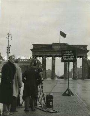 Dreharbeiten vor dem Brandenburger Tor in Berlin (West)