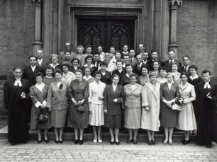 Gruppenbild zur Silbernen Konfirmation vor dem Westportal der Stadtkirche St. Marien