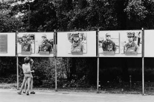 Berlin. Propagandatafeln anläßlich des 20jährigen Bestehens der Staatsgrenze zu Westberlin