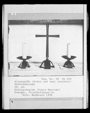 Altargerät (Kreuz und zwei Leuchter). Schmiedeeisen. 20. Jahrhundert. Schirgiswalde-Kirschau, Friedhofskapelle