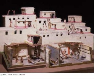 Terrassenartige Hügelhäuser - Dauerausstellung: Von der Urhütte zum Wolkenkratzer, Diorama, Detail Innenräume