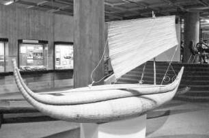 Freiburg: Ausstellung Uni Freiburg; Binsen-Balsa des Titicacasees mit Segel der URO Indianer