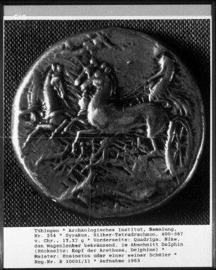 Silber-Tetradrachmon, 17,17 g, vorderseite: Quadriga, Nike, den Wagenlenker bekränzend, im Abschnitt Delphin (Rückseite: Kopf der Arethusa, Delphine)