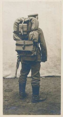 Foto eines Soldaten mit Rückentragegestell