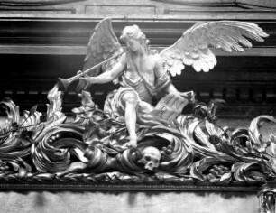 Seitenaltar mit dem Altarblatt: Kreuzerhöhung — Engel mit Posaune auf dem Rahmen des Altarblattes