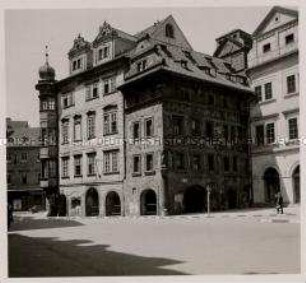Das hunderttürmige Prag, Altstädter Ring, Haus "Weißer Löwe" und Sgraffito-Haus