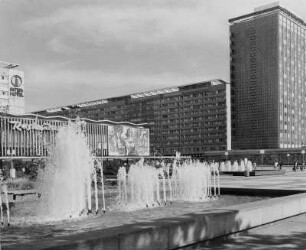 Dresden. Prager Straße, Blick zum Restaurant Bastei, mit Wandbild in Meißner Keramikmalerei, zum Hotel Newa und zum Appartementhaus