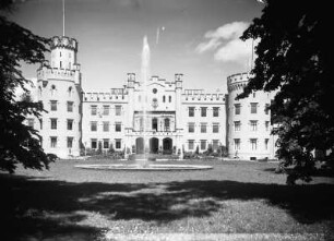 Schloss Sibyllenort : Sibyllenort (Szczodre, Polen). Schloss (1851/1867; C. H. W. Wolf). Blick aus dem Park mit Fontäne zur Haupteingangsseite