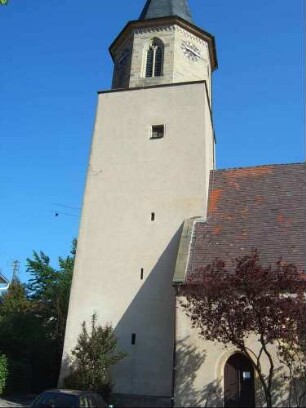 Kirche von Süden mit Kirchturm (im Kern frühgotisch-Schlitzscharten in den Mittelgeschossen)-achteckige Glockenstube von 1870