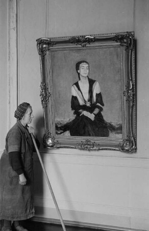 Eröffnung der Dauerausstellung in der Alten Nationalgalerie : Reinigungskraft vor dem Gemälde "Die Gattin des Künstlers" von Fritz Rhein