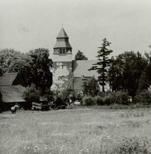 Hornow. Sankt-Martin-Kirche : Hornow (Ortsteil der Stadt Spremberg). Ortsteilansicht von Süden mit Dorfkirche St. Martin (13./14. Jahrhundert bis 1902).