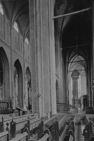 Schwerin. Dom, Inneres, Blick in die Vierung und den Chorumgang