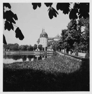 Moritzburg. Blick auf das Jagdschloß von der Schloßallee aus