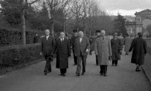 Freiburg: Kranzniederlegung; Gruppe mit Minister Erhard; auf dem Weg zum Ehrenmal; mit Präsident Linnemann, E. Raemisch und Oberbürgermeister Dr. Hoffmann