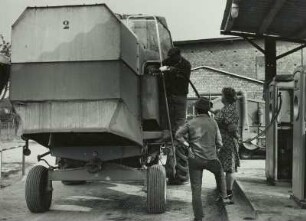 Tankstelle mit Mähdrescher, 1969