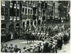 Wehrmachts-Aufmarsch in Nürnberg während des Reichsparteitages 1936