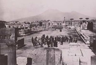 Pompeji, Forum Civile mit Touristengruppe