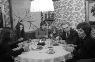 Säckingen: Wohnung; Wirtschaftsminister Eberle mit Familie; am Kaffeetisch