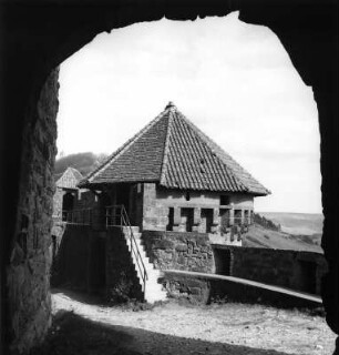 Schwäbisch Gmünd-Rechberg. Ruine Hohenrechberg (1200). Wehrgang