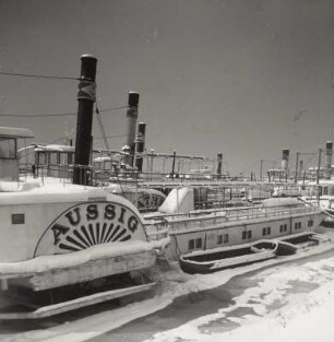 Dresden-Loschwitz. Loschwitzer Winterhafen, Körnerweg (1862 angelegt). Ansicht mit Elbdampfer "Aussig" (1894, Werft Blasewitz), Winteraufnahme