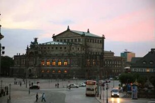 Dresden-Altstadt. Theaterplatz. Blick zur Semperoper in der Abenddämmerung
