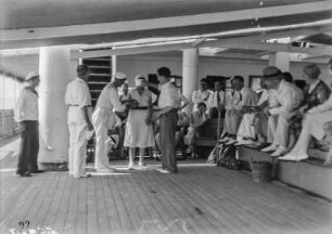 Bordspiele : Passagiere bei Spielen auf Deck des Dampfschiffes Usambara
