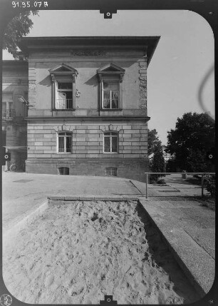 Dresden-Hosterwitz, Eichbuschweg 7. Villa (1875-1880). Parkseite (Teilansicht)