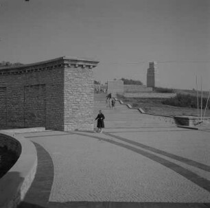 Weimar-Buchenwald. Mahnmal auf der Südseite des Ettersbergs (1954-1958), Ringgräber und Turm der Freiheit