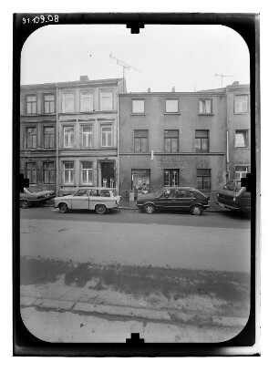 Wismar-Altstadt, Bademutterstraße. Wohnhäuser mit Laden (Friseursalon). Straßenfront