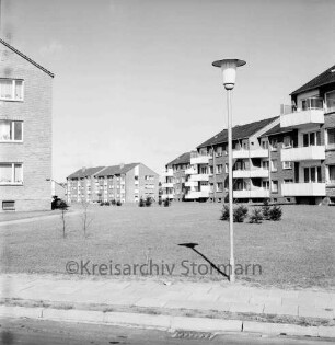 Am Neuen Teich: Wohnblocks: mit Balkons: Grünfläche: im Vordergrund Straße, Fußgängerweg, Straßenlampe