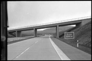 Echte: Autobahn, schräge Brücke mit Ausfahrtsschild