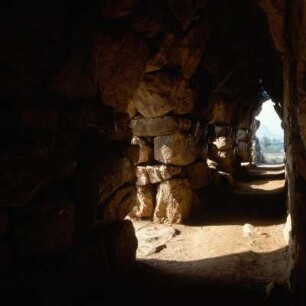 Tiryns, Durchblick durch die Ostgalerie, Ende 14. Jh. v. Chr. Politur durch Schafvliese