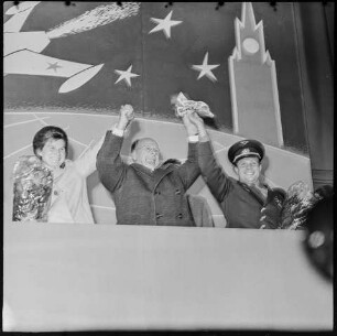 Ulbricht mit Gargarin und Tereschkowa bei der Ankunft der beiden Kosmonauten in Ostberlin, Oktober 1963. SW-Foto © Kurt Schwarz.