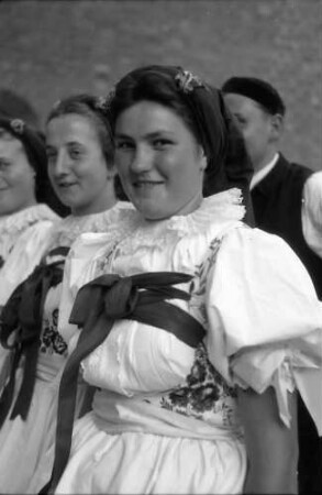 Nürnberg: Trachtengruppen bei der Eröffnung des Germanischen Nationalmuseums; Mädchen in Tracht