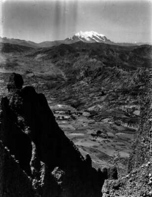 Der Illimani : Blick über ein Tal auf einen Berg
