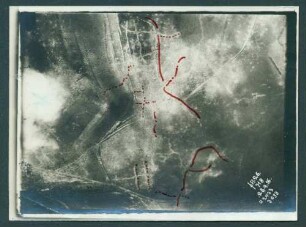 Foto der vermuteten vorderen feindlichen Linie östlich von Cléry(-sur-Somme) (Luftbild)