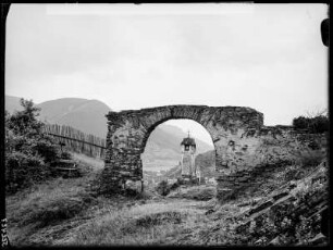 Spitz: Rotes Tor