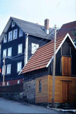 Haus und kleines Nebengebäude, letzteres erneuert