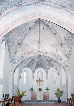 Hauptstraße 59: evangelische Kirche: Innenansicht: Chor mit Altar, Altarkreuz, Taufbecken, Kreuzrippengewölbe mit Deckenmalereien: 28. April 1994
