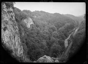 Blick vom Klusenstein über das Tal der Hönne mit Bahnhof