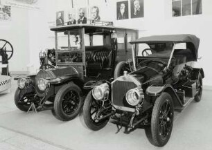 Dresden-Altstadt, Neumarkt. Verkehrsmuseum im Johanneum. Personenkraftwagen Mercedes Knight (links; 1912) und Benz Phaeton (1911)