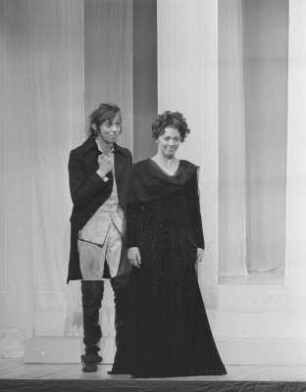 Szenenbilder aus "Die Räuber", Drama von Friedrich Schiller mit Musik von Tilo Müller-Medek (R: Manfred Karge und Matthias Langhoff; Dekor: Pieter Hein). Volksbühne Berlin, Premiere 10.02.1971 (legendäre DDR-Inszenierung) : Mit Hans Teuscher, Arno Wyzniewski, Günther Junghans, Heide Kipp, Gabriele Gysi, Klaus Mertens, Werner Tietze, Bodo Krämer, Dieter Montag, Carl-Hermann Risse, Michael Narloch, Berko Acker, Helmut Straßburger