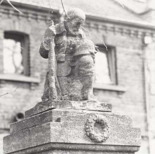 Denkmal für dei Gefallenen des 1. Weltkrieges der Gemeinde Großstorkwitz : Denkmal für dei Gefallenen des 1. Weltkrieges der Gemeinde Großstorkwitz. Stein (um 1920). Kniender Soldat. Pegau-Großstorkwitz, Dorfstraße