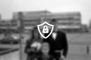[Name maskiert] und [Name maskiert] Hochzeitsfoto, davor der Bruder [Name maskiert]