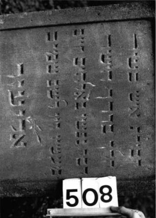 Grabstein 508 (Index: 99803846) Material: Sandstein Zustand: gut Maße HxBxT: 0x0x0 cm Beschreibung: Stele mit verdachtem Segmentbogen, profiliertem Rand, Giebelfeld Besonderheit: Endreim: Grabstein 508 (Detailaufnahme 1)