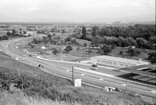 Breisach: Aussichtspunkt am Berg, auf Zollamt und B 31
