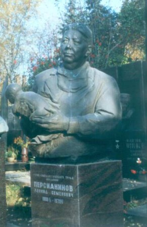 Moskau. Nowodewitschi-Friedhof. Grabmal des Gynäkologen Leonid Semjonowitsch Persianinow